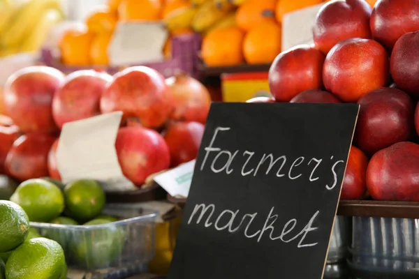 Választék a friss gyümölcsök ellen a Farmer 's Market — Stock Fotó