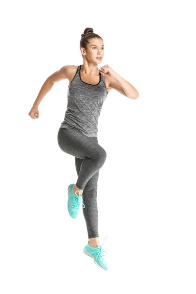 Skákací sportovní žena na bílém pozadí — Stock fotografie