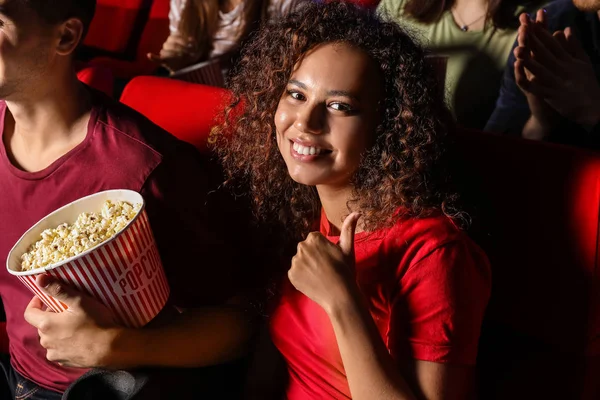 Freunde mit Popcorn gucken Film im Kino — Stockfoto