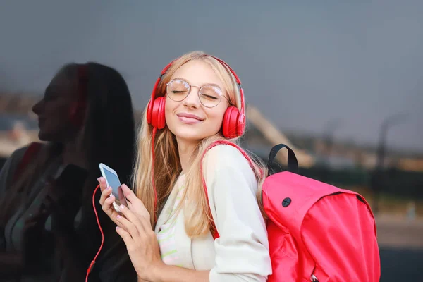 Hermosa joven escuchando música al aire libre —  Fotos de Stock