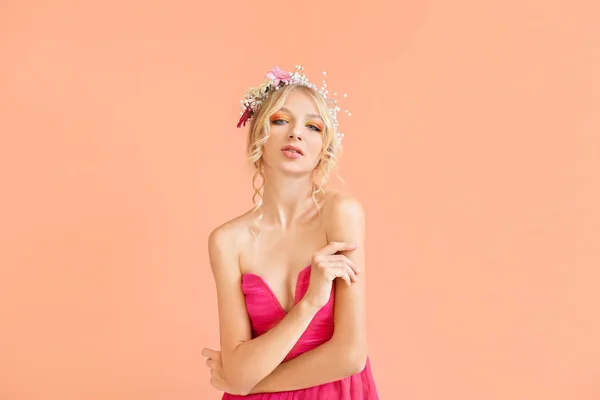 아름 다운 젊은 여성 컬러 바탕에 꽃 화 환을 — 스톡 사진