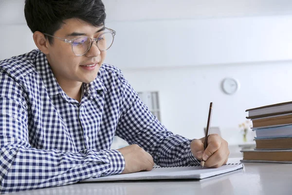 Siswa Asia mempersiapkan diri untuk ujian di rumah — Stok Foto