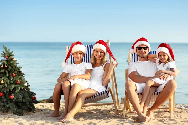 Happy family celebrating Christmas at tropical resort — Stock Photo, Image