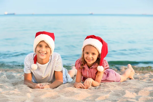 Happy children celebrating Christmas at tropical resort — Stock Photo, Image