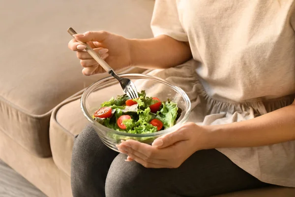 Mulher comendo salada saborosa em casa, close-up — Fotografia de Stock