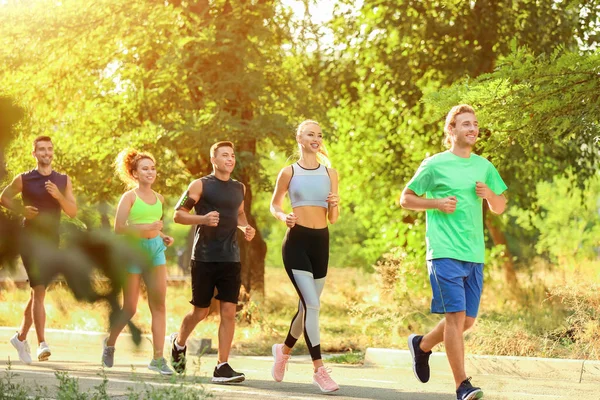 Grupo de jóvenes deportistas corriendo al aire libre — Foto de Stock