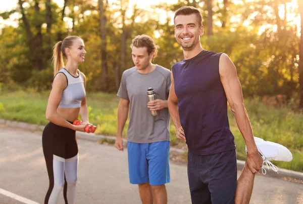 Grupo de jóvenes deportistas entrenando al aire libre — Foto de Stock