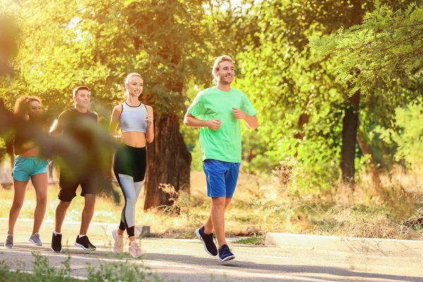 Grupo de jóvenes deportistas corriendo al aire libre — Foto de Stock