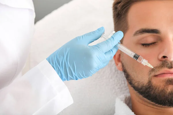 Beau homme recevant l'injection de charge dans le salon de beauté — Photo