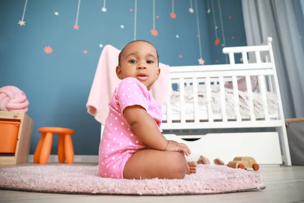 Porträt des süßen afrikanisch-amerikanischen Babys zu Hause — Stockfoto