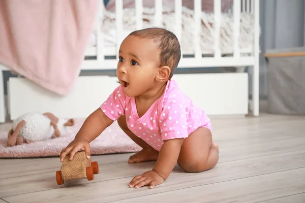 Süßes afrikanisch-amerikanisches Baby spielt zu Hause — Stockfoto
