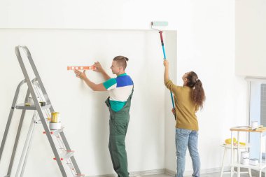 Mutlu genç çift yeni evlerinde tamirat yapıyor.