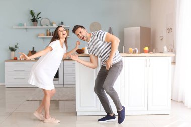 Mutfakta dans eden mutlu genç çift.