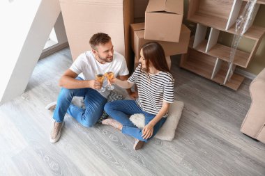 Mutlu genç çift yeni eve taşındıktan sonra şarap içme