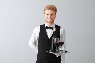 Hafif arka planda şarap ile Yakışıklı garson