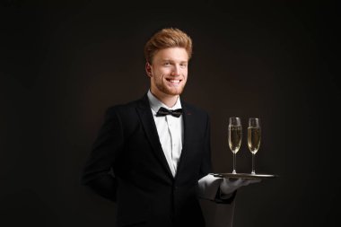 Koyu arka planda şampanya ile Yakışıklı garson