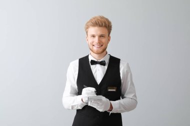 Açık renkli defter ile yakışıklı garson