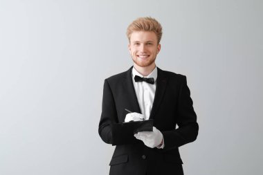 Hafif arka planda pano ile Yakışıklı garson