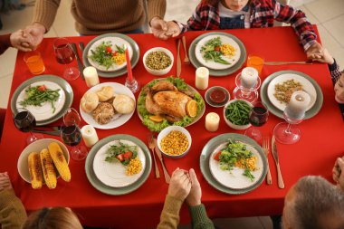 Noel yemeği evimde önce dua aile