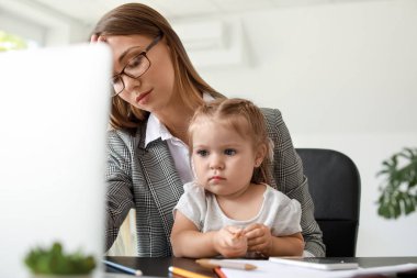 Yorgun anne kızı yla ofiste çalışıyor