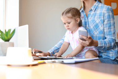 Evde kızı ile çalışan anne