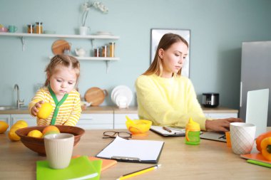 Evde mutfakta kızı ile çalışan anne
