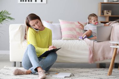 Evde kızı ile çalışan anne