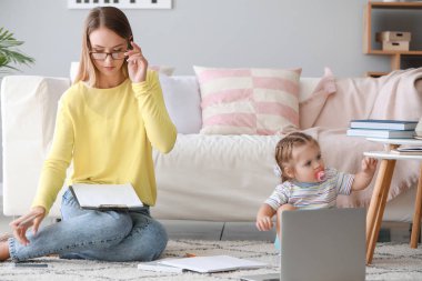 Evde kızı ile çalışan anne