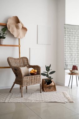 Hasır koltuklu ışık odasının iç kısmı