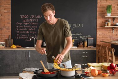 Yakışıklı adam mutfakta yemek