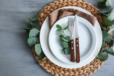 Gri ahşap arka plan üzerinde okaliptüs ile güzel masa ayarı