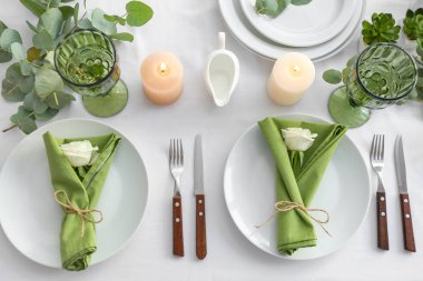 Çiçek desenli güzel bir masa.