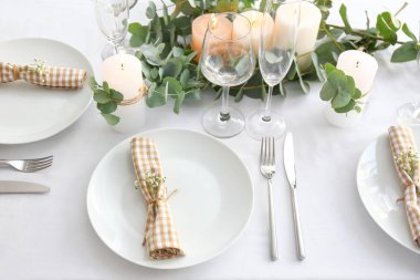 Çiçek desenli güzel bir masa.