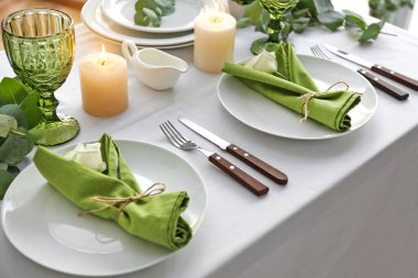 Çiçek desenli güzel bir masa.