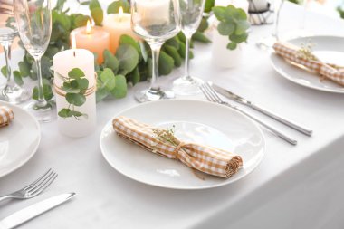 Çiçek desenli güzel bir masa.