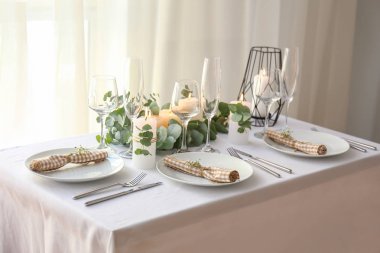 Çiçek desenli güzel bir masa.