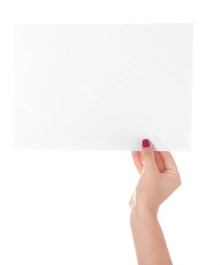 Beyaz arka plan üzerinde kağıt boş levha ile Kadın el