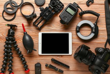 Ahşap arka planda fotoğrafçı nın donanımı ile modern tablet bilgisayar