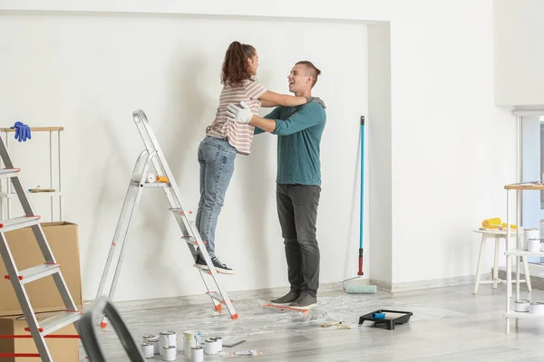 Mutlu genç çift yeni evlerinde tamirat yapıyor. — Stok fotoğraf