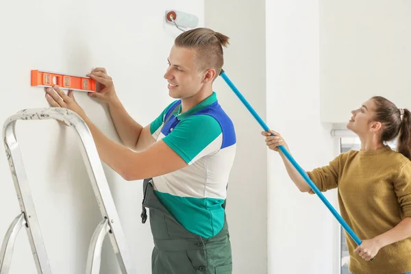 Heureux jeune couple faisant des réparations dans leur nouvelle maison — Photo