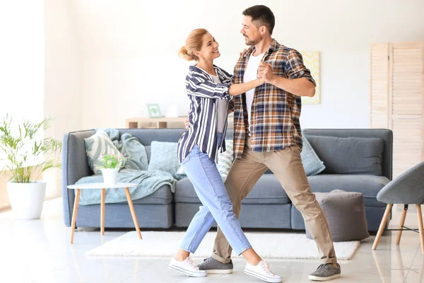 Щаслива танцююча пара вдома — стокове фото