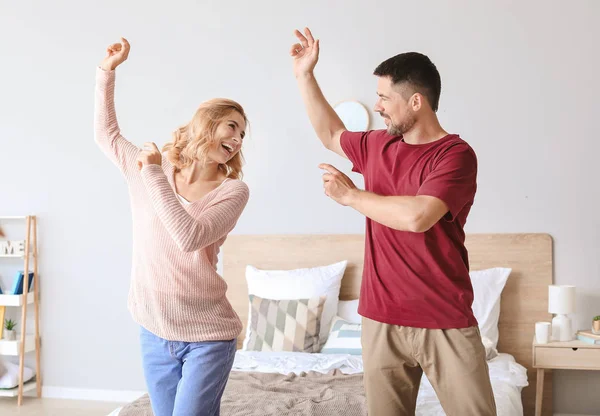 Happy dancing couple in bedroom — Stock Photo, Image