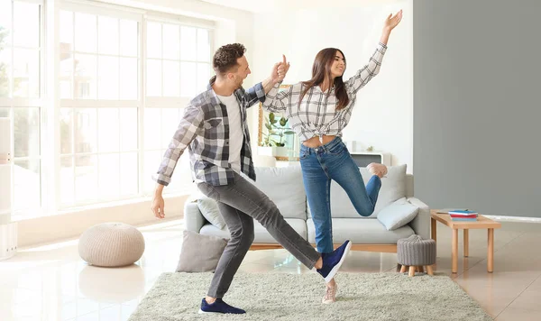 Feliz pareja joven bailando en casa — Foto de Stock