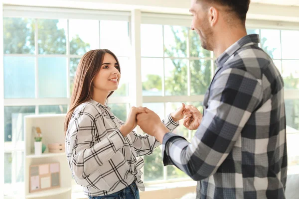 Feliz jovem casal dançando em casa — Fotografia de Stock