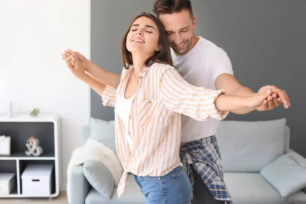 Feliz pareja joven bailando en casa — Foto de Stock