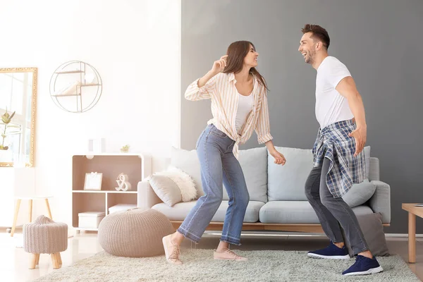 Счастливая молодая пара танцует дома — стоковое фото