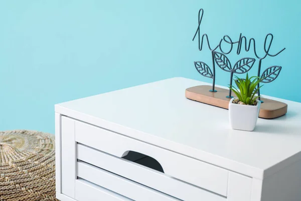 Mesa moderna com decoração no quarto — Fotografia de Stock