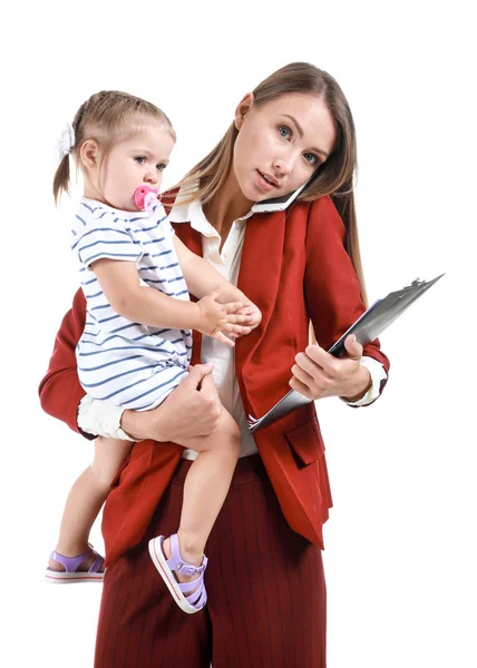 Berufstätige Mutter mit kleiner Tochter auf weißem Hintergrund — Stockfoto