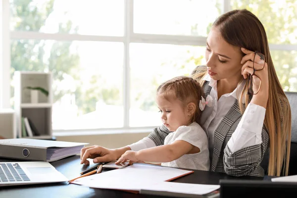 Mama obosită cu fiica ei lucrând în birou — Fotografie, imagine de stoc