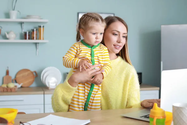 Mama de lucru cu fiica ei în bucătărie acasă — Fotografie, imagine de stoc